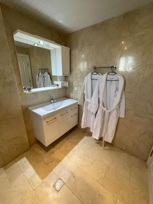 Excellent 3 Storey Villa With A Swimming Pool เบเลก ภายนอก รูปภาพ